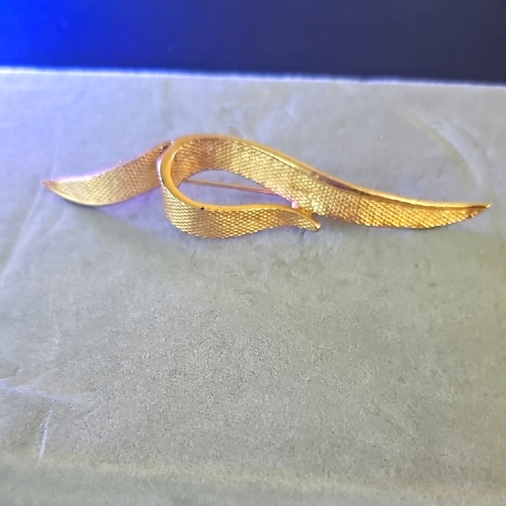Vintage Signed Coro Gold-Tone Ribbon Brooch